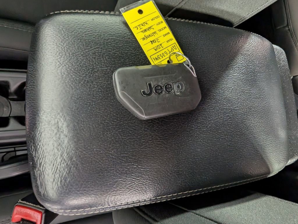 Used 2019 Jeep Wrangler Unlimited Sahara AWD/4WD image 28