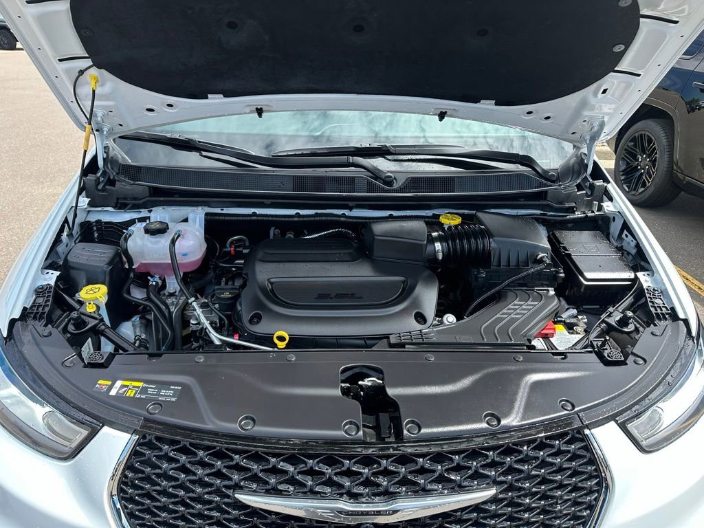 Certified 2026 Chrysler Pacifica Limited AWD/4WD image 10