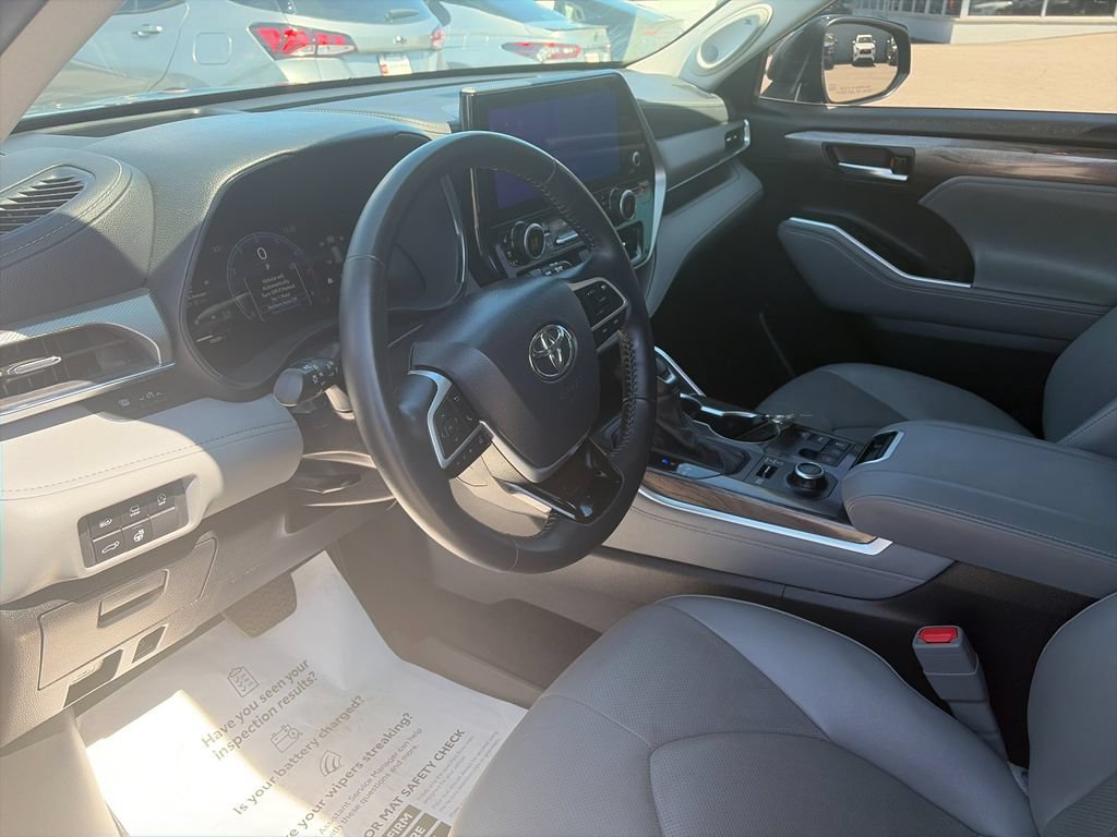 Used 2025 Toyota Highlander Platinum AWD/4WD image 11