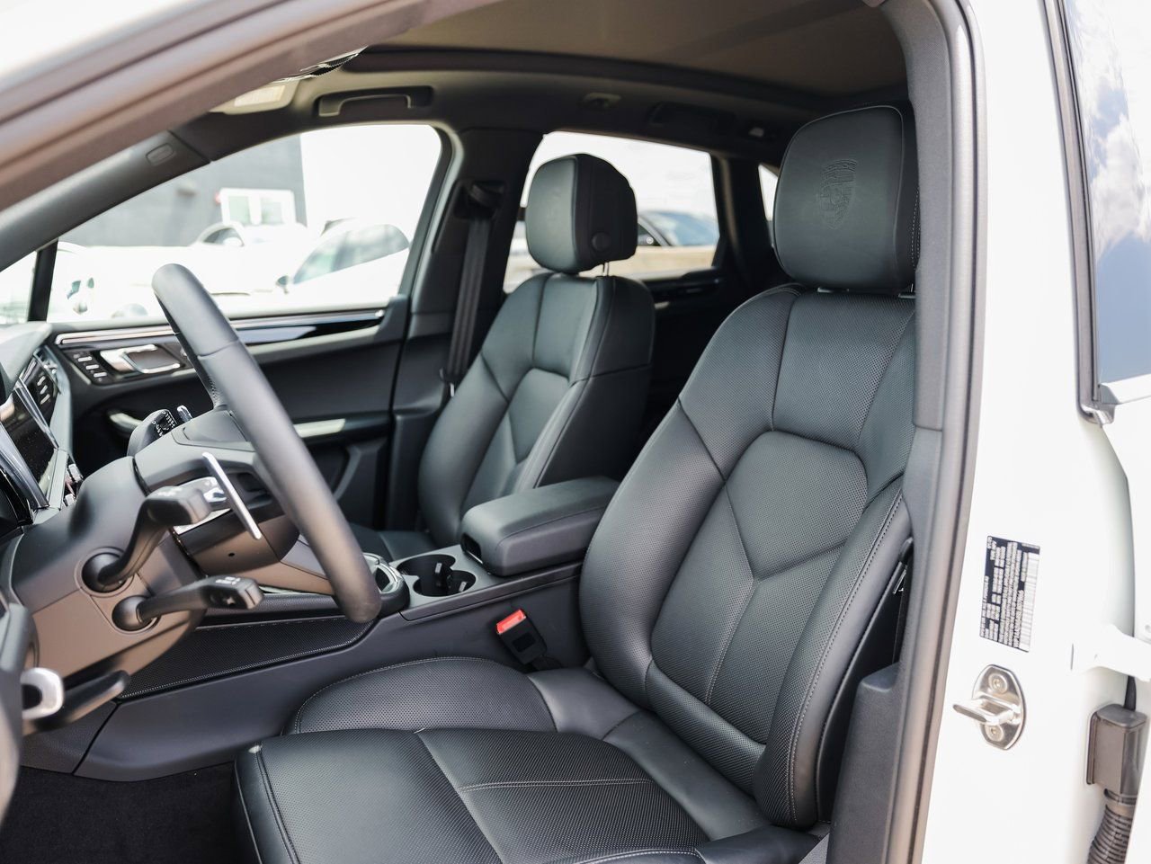 Certified 2025 Porsche Macan AWD/4WD image 5