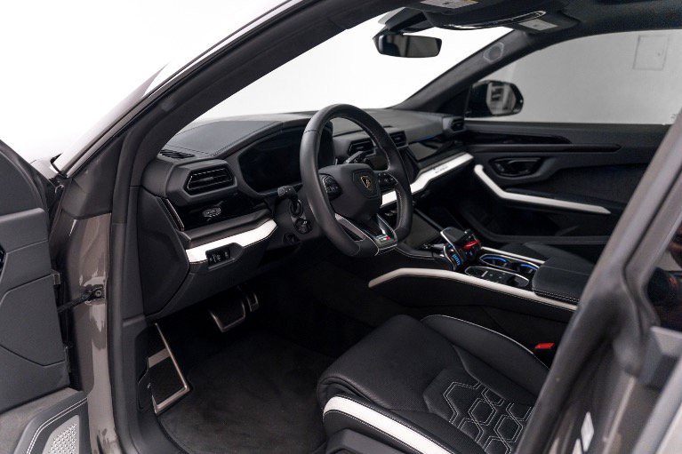 Used 2025 Lamborghini Urus SE AWD/4WD image 13