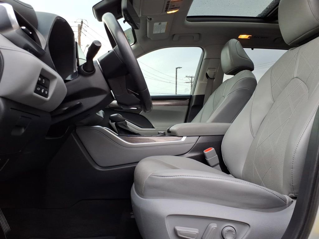 Used 2021 Toyota Highlander Platinum image 19