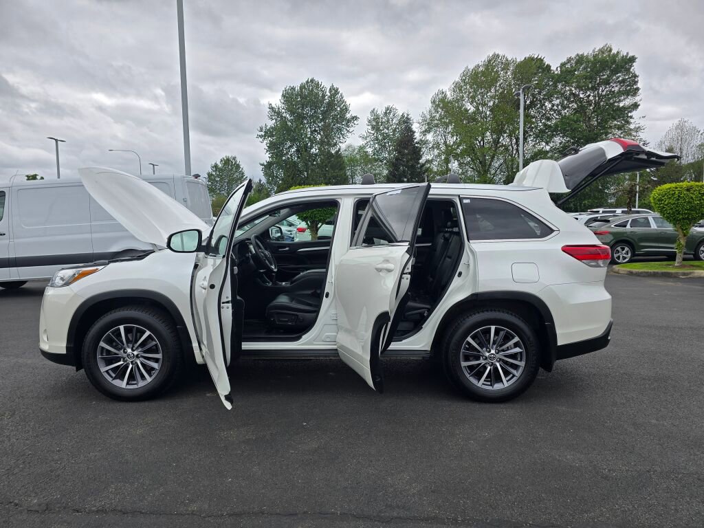 Used 2017 Toyota Highlander XLE AWD/4WD image 11