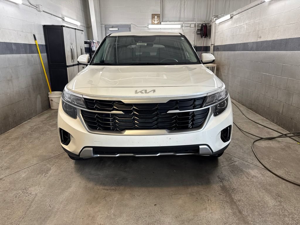 Used 2025 Kia Seltos LX AWD/4WD image 2