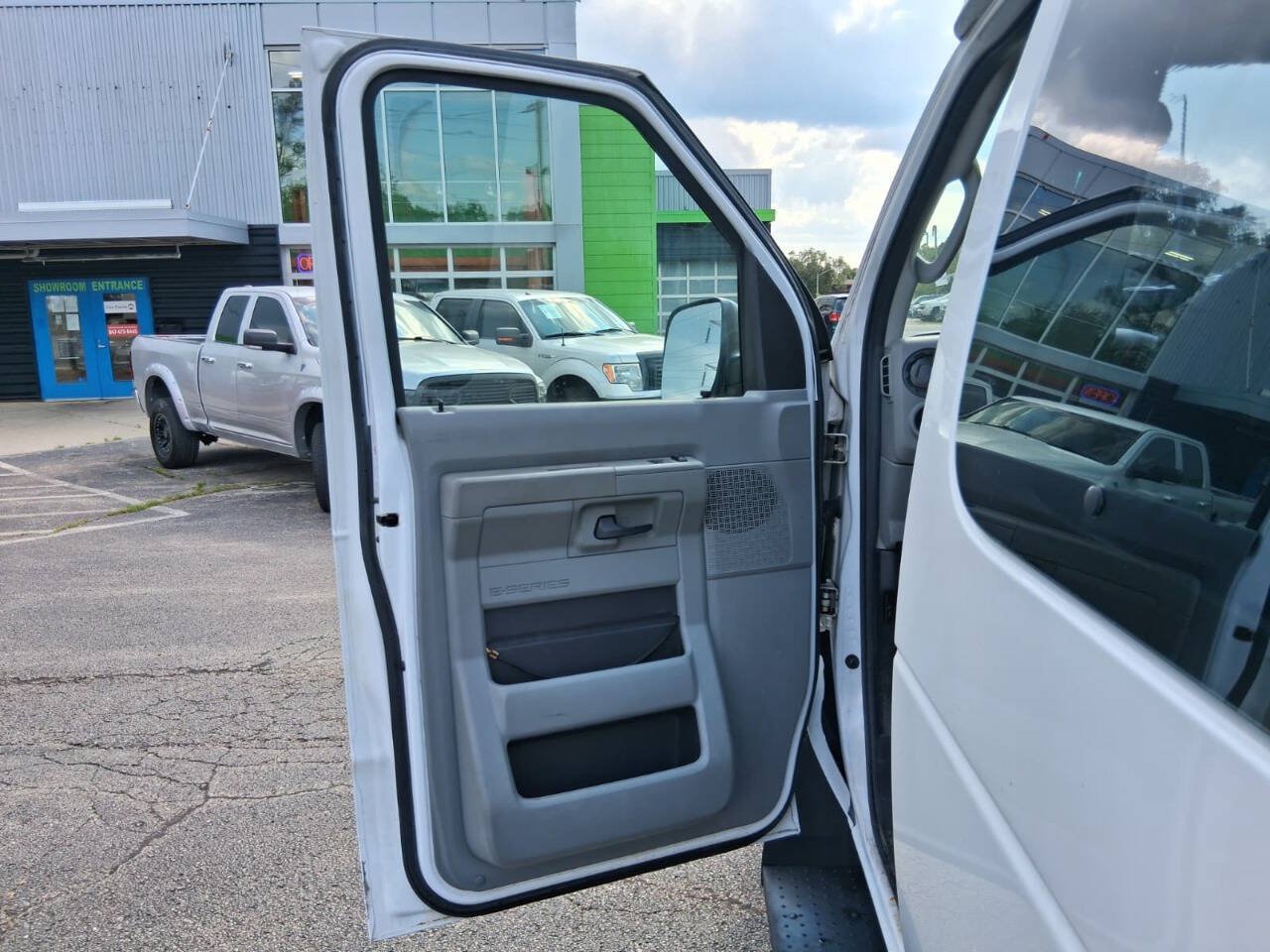 Used 2009 Ford E-250 and Econoline 250 Extended RWD image 12