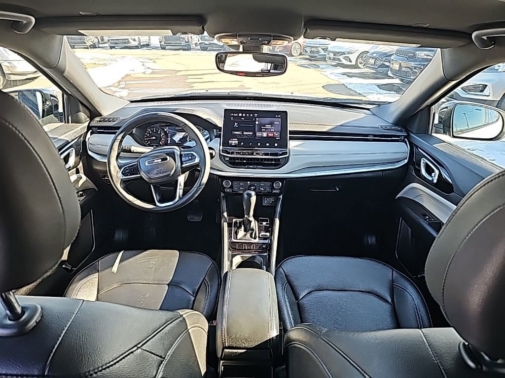 Used 2025 Jeep Compass Limited image 31