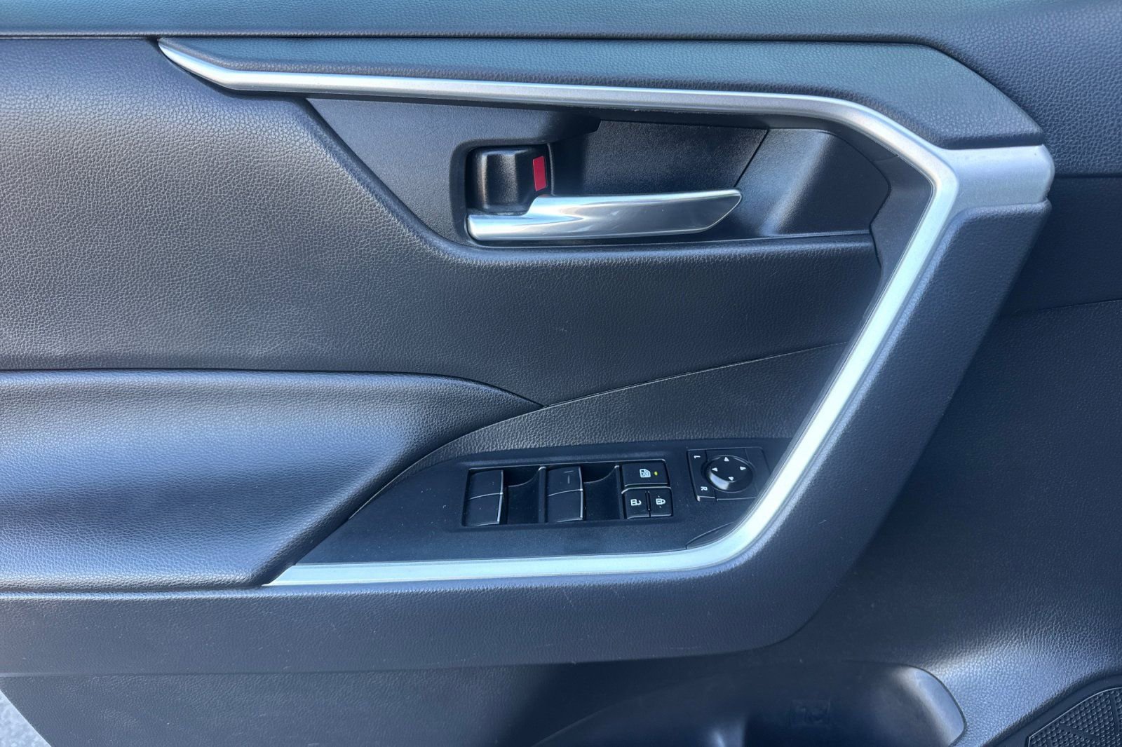 Used 2021 Toyota RAV4 XLE Premium w/ Carpet Mat Package (TMS) image 9