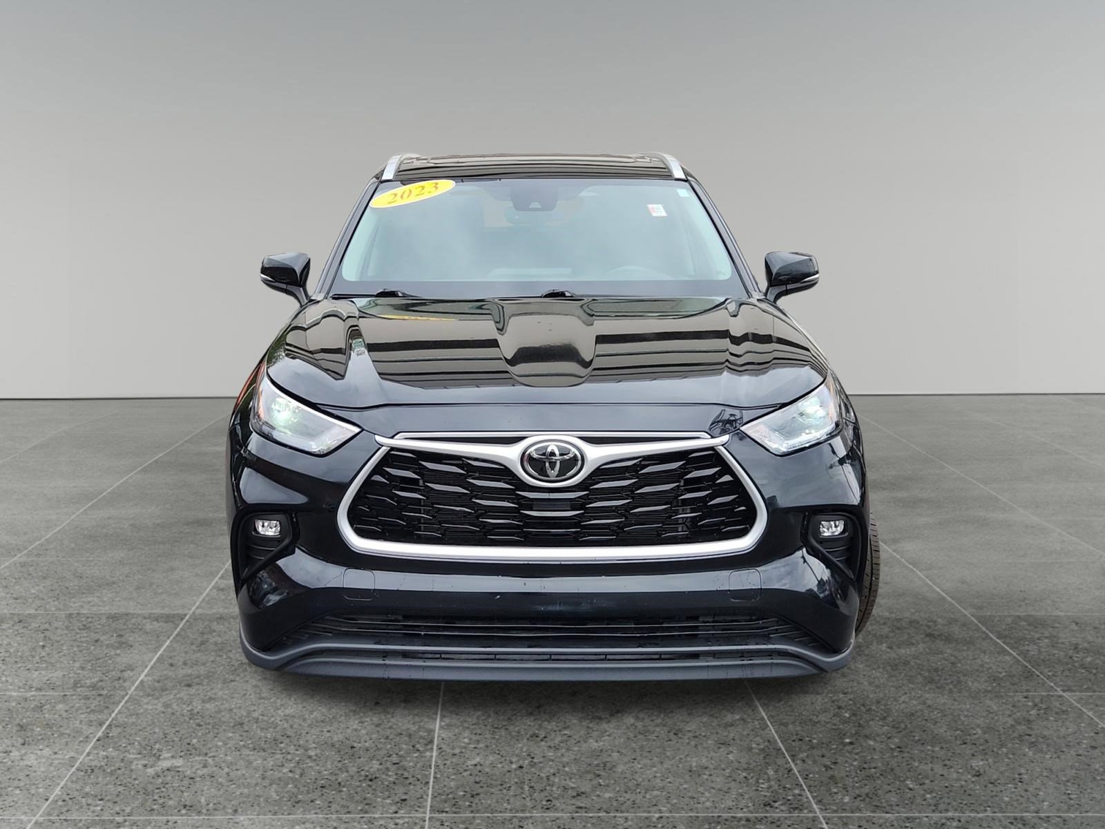 Used 2023 Toyota Highlander XLE FWD image 2