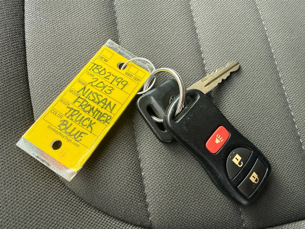 Used 2013 Nissan Frontier Desert Runner image 31