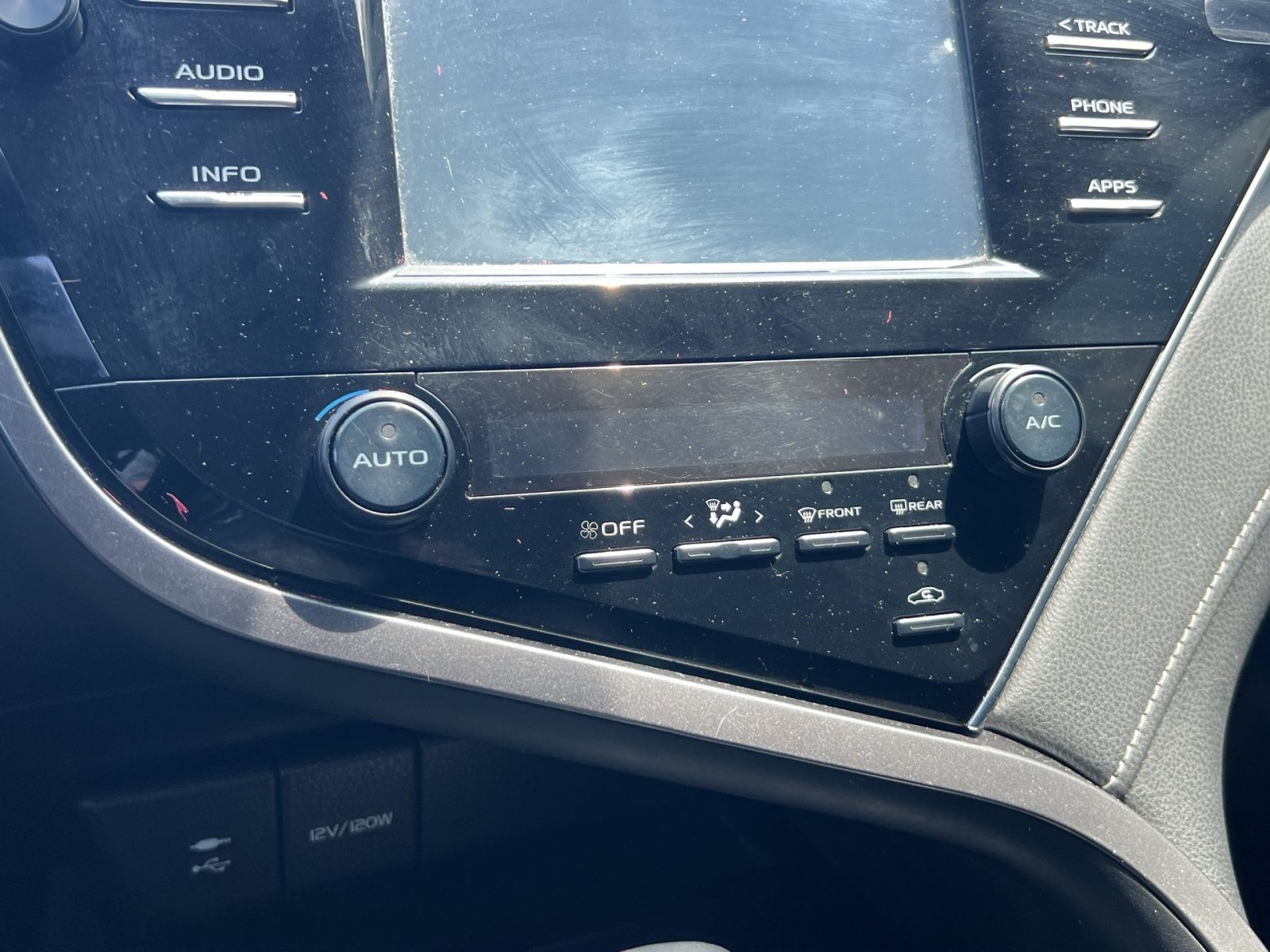 Used 2018 Toyota Camry SE FWD image 16