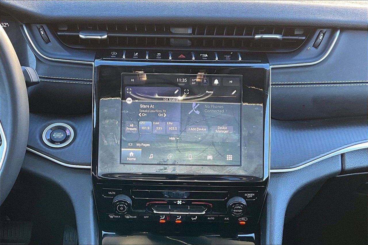 Used 2023 Jeep Grand Cherokee Laredo X image 12