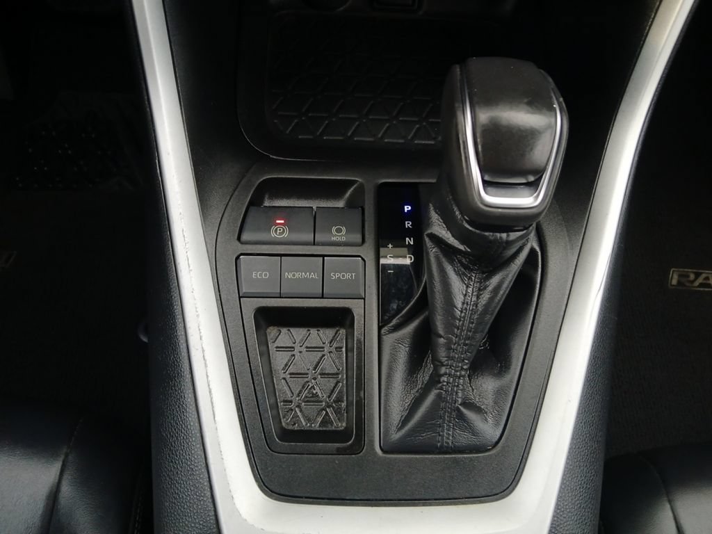 Used 2020 Toyota RAV4 XLE Premium FWD image 10