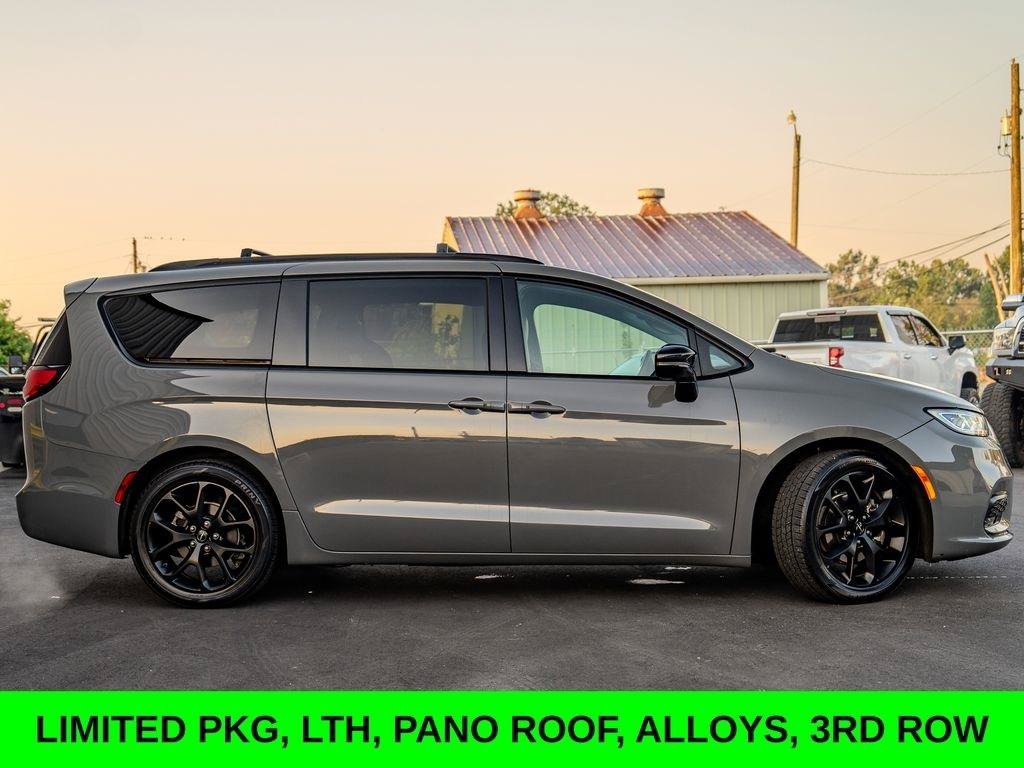 Used 2025 Chrysler Pacifica Limited FWD image 2