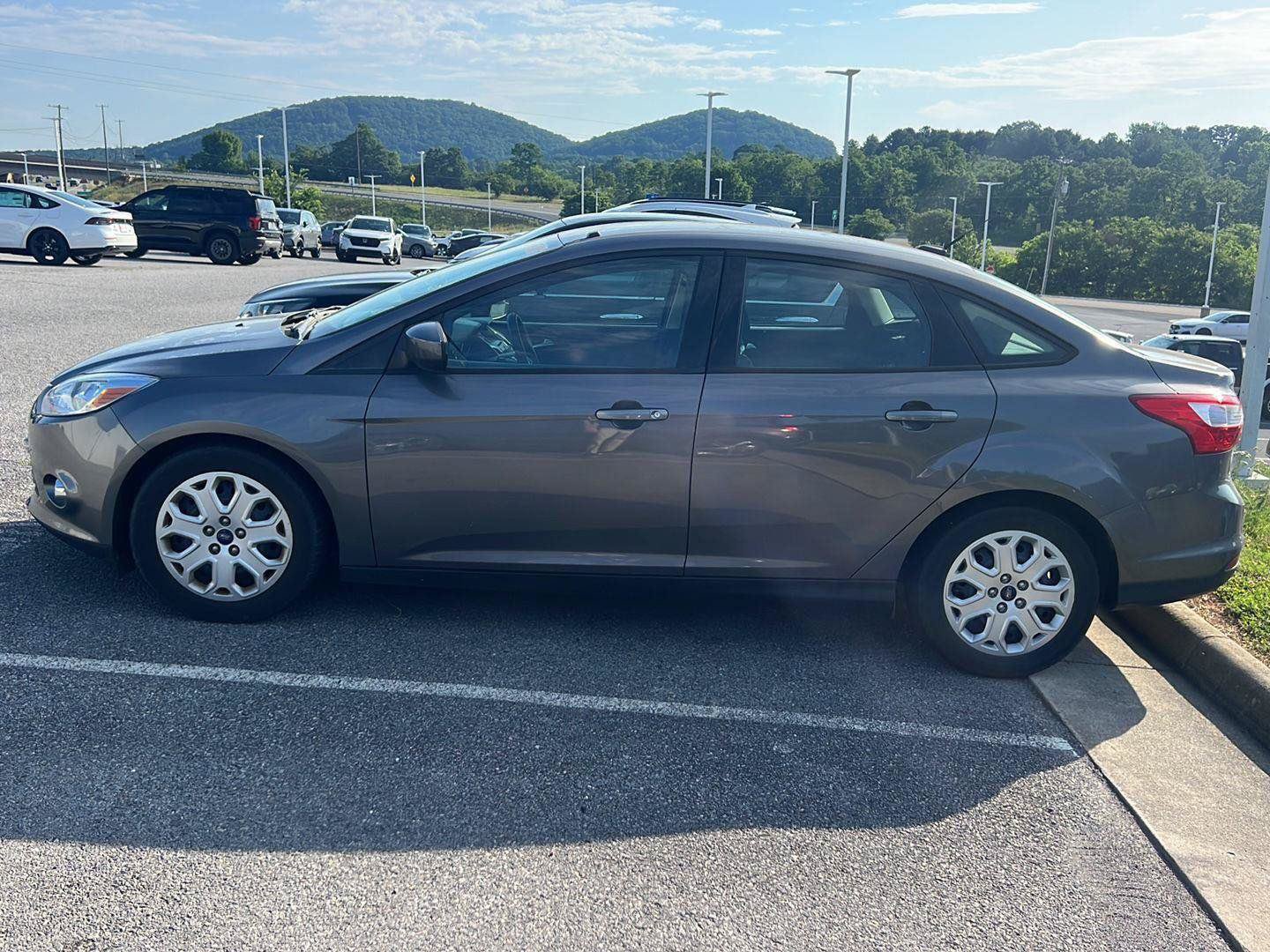 Used 2012 Ford Focus SE FWD image 2