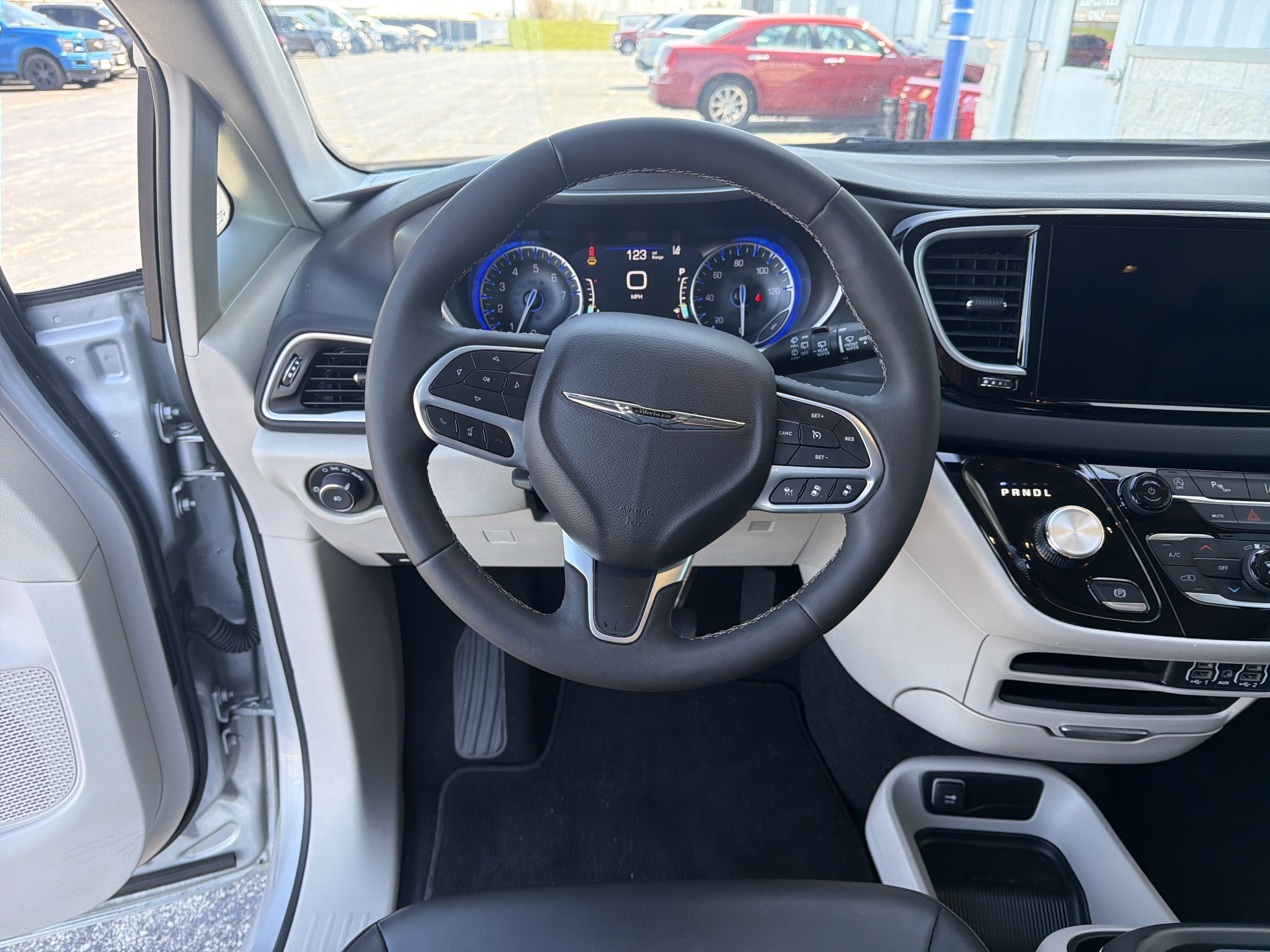 Used 2024 Chrysler Pacifica Touring-L FWD image 32