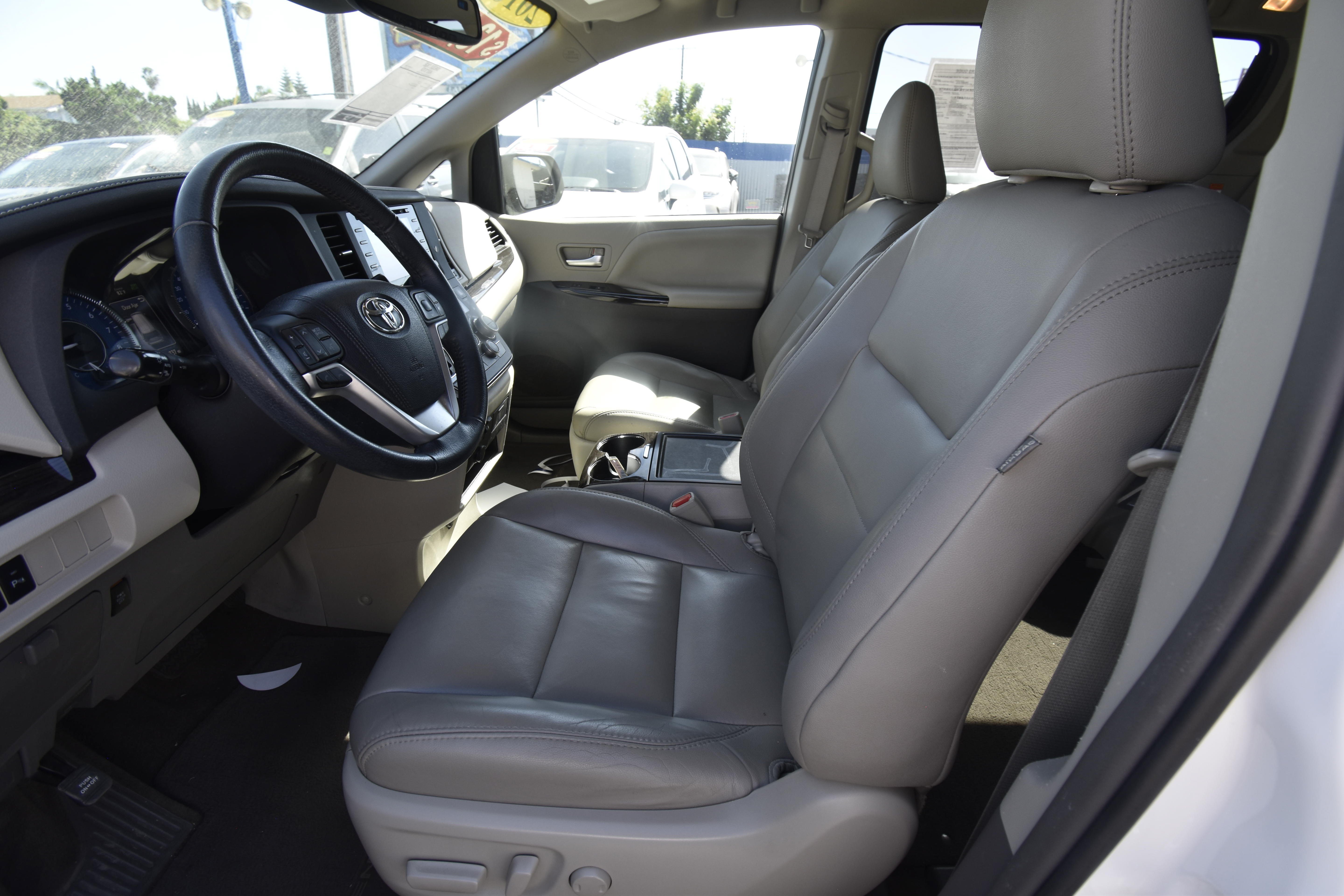 Used 2018 Toyota Sienna XLE w/ XLE Navigation Package FWD image 13