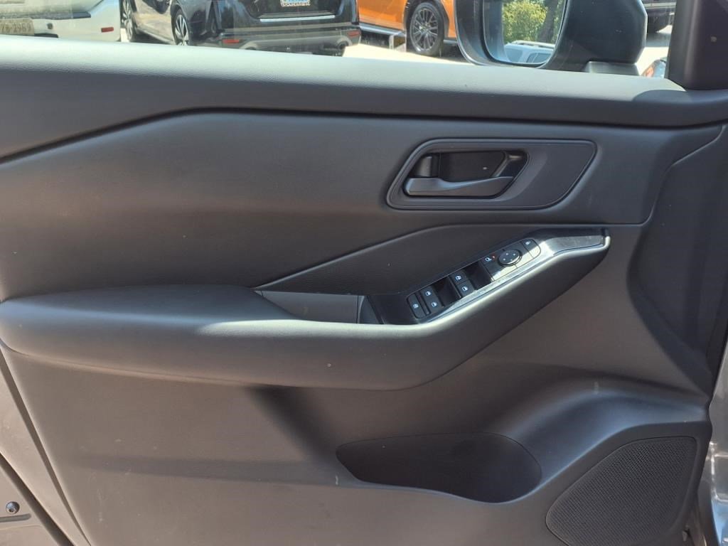 Used 2025 Nissan Rogue S image 11