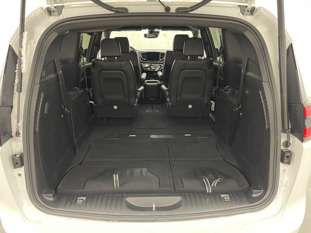 Used 2025 Chrysler Pacifica Select image 6