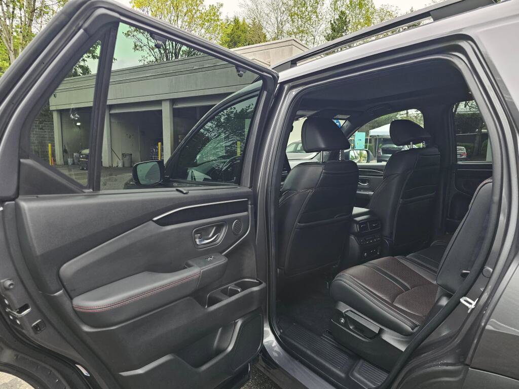 Used 2025 Honda Pilot Black Edition image 16