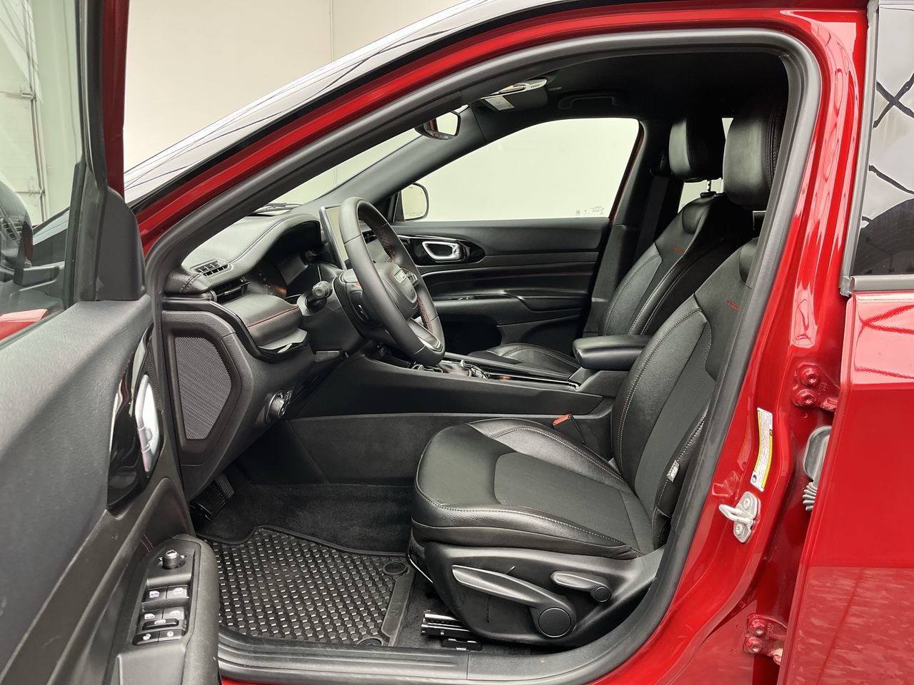 Used 2025 Jeep Compass Trailhawk AWD/4WD image 3