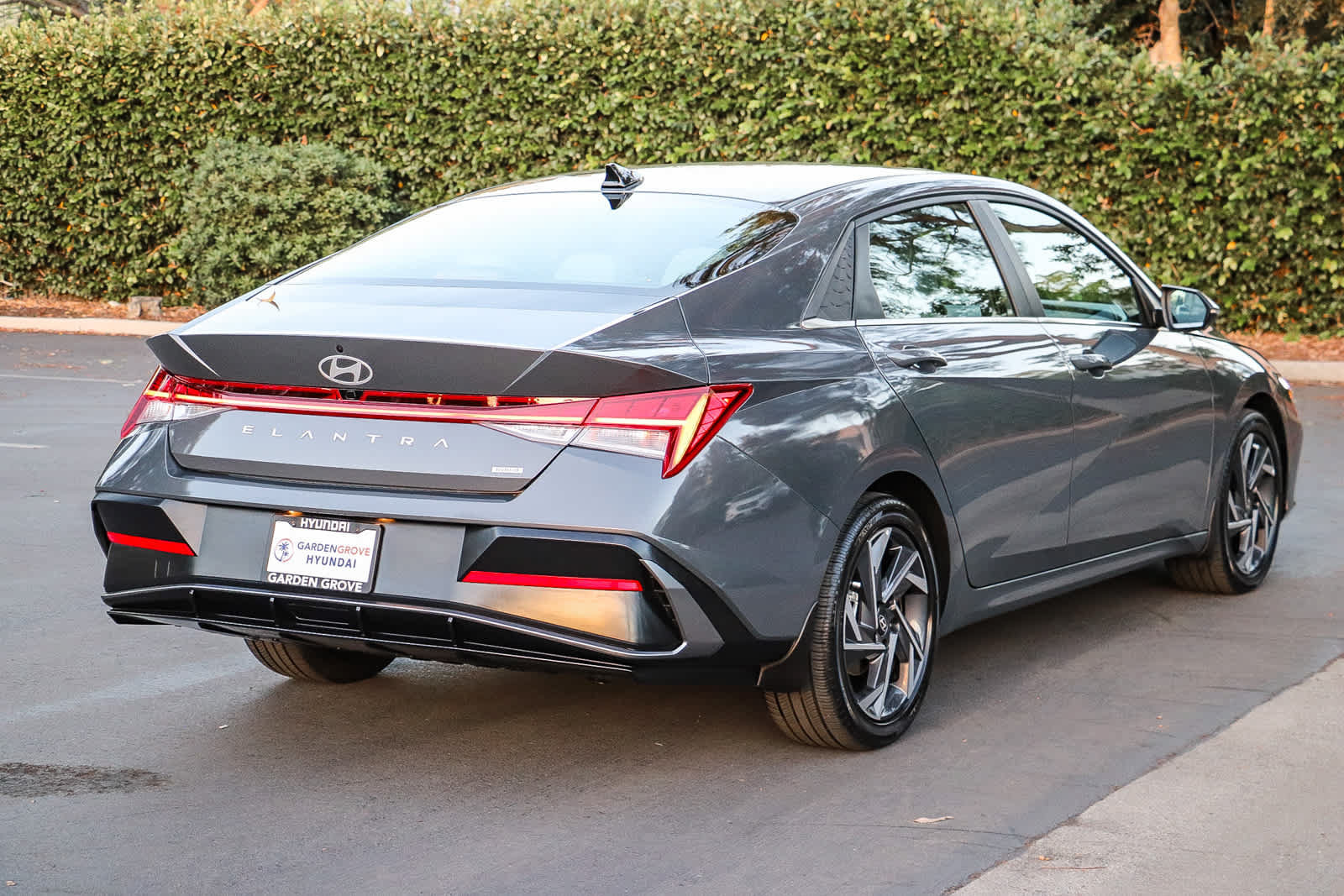 Used 2025 Hyundai Elantra Limited FWD image 6