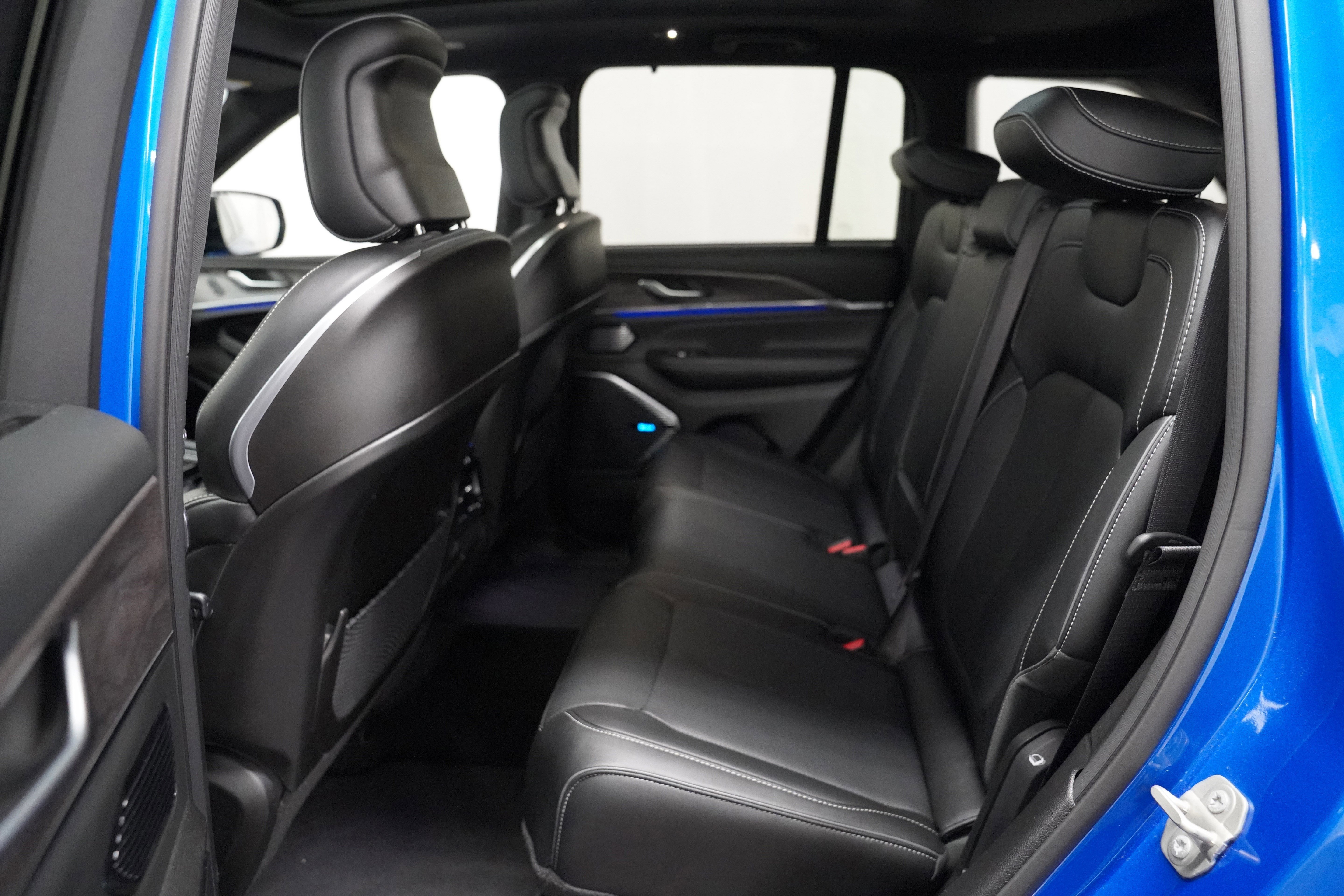 Used 2023 Jeep Grand Cherokee Overland w/ Advanced Protech Group III image 5