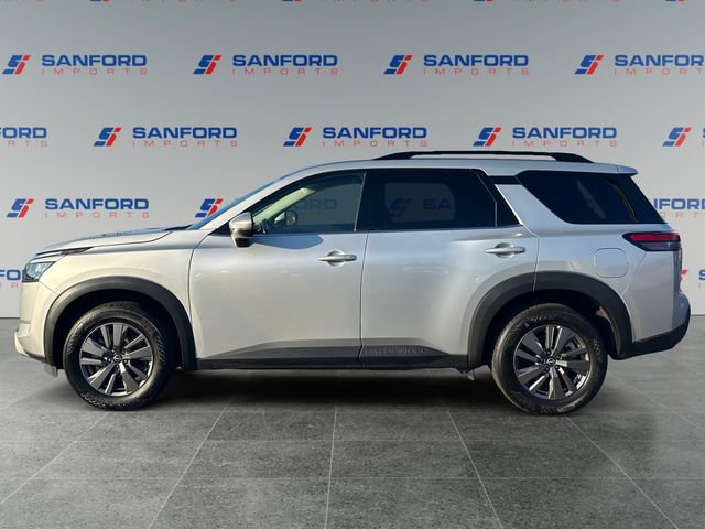 Used 2024 Nissan Pathfinder SV image 2