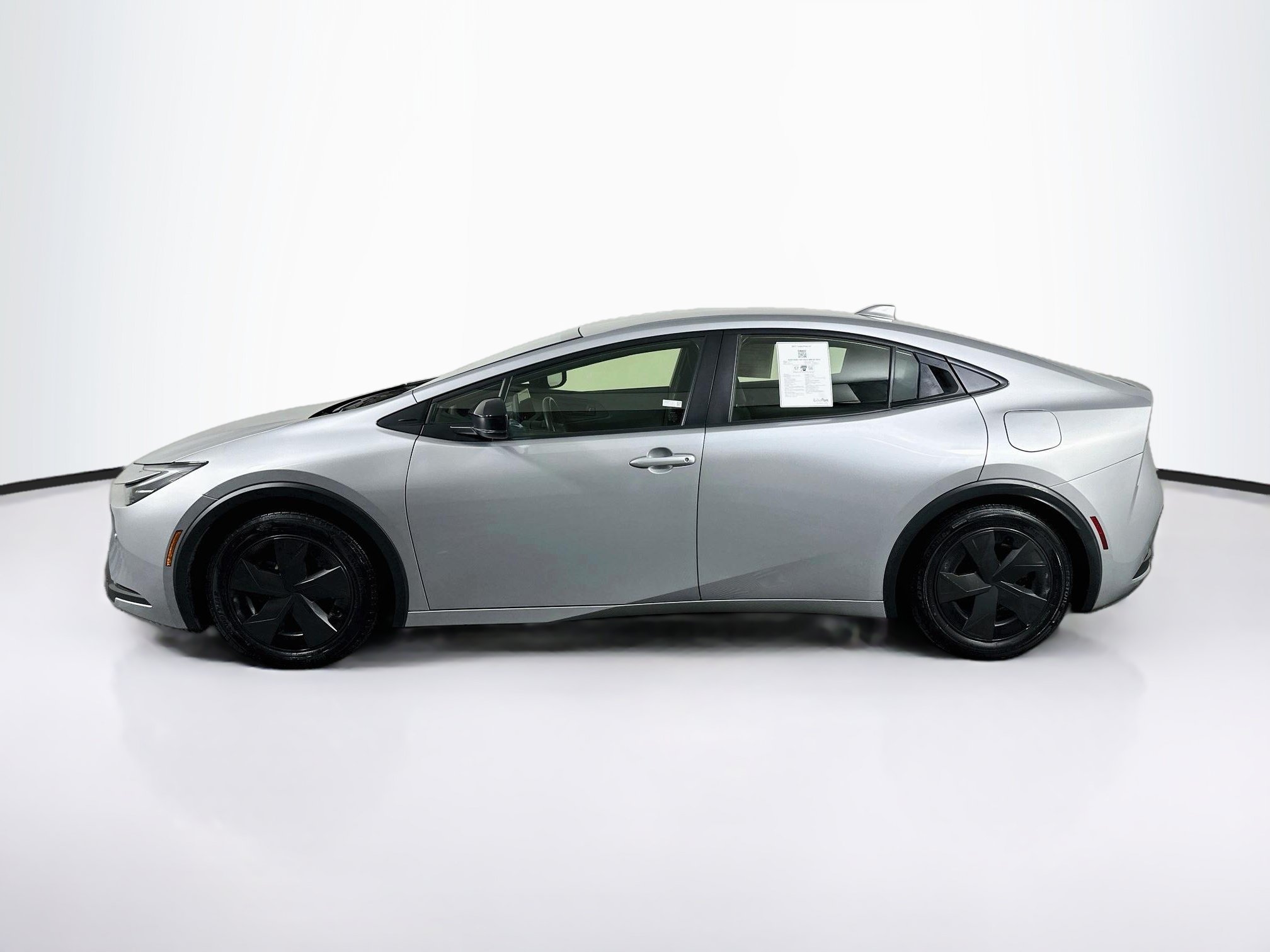 Used 2025 Toyota Prius LE FWD image 4