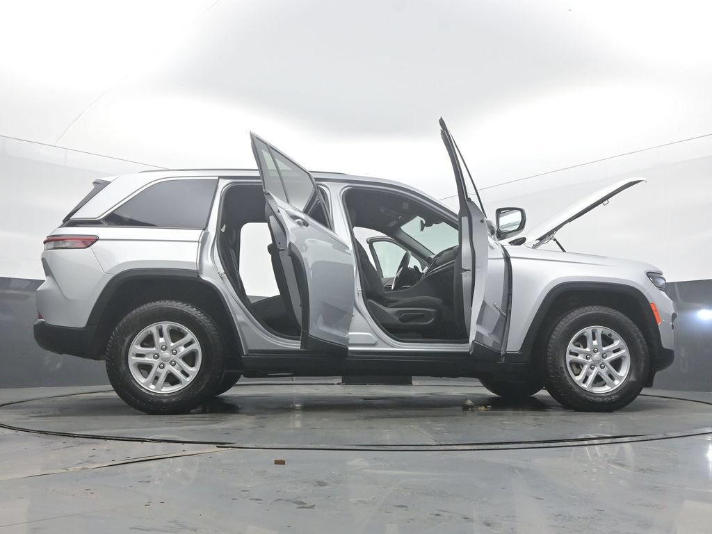 Used 2025 Jeep Grand Cherokee Laredo AWD/4WD image 66