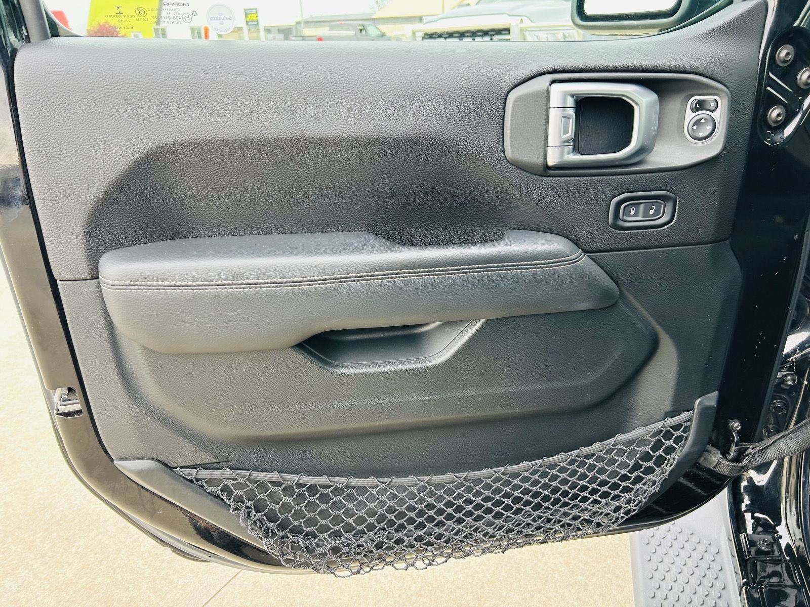 Used 2019 Jeep Wrangler Unlimited Sahara AWD/4WD image 8