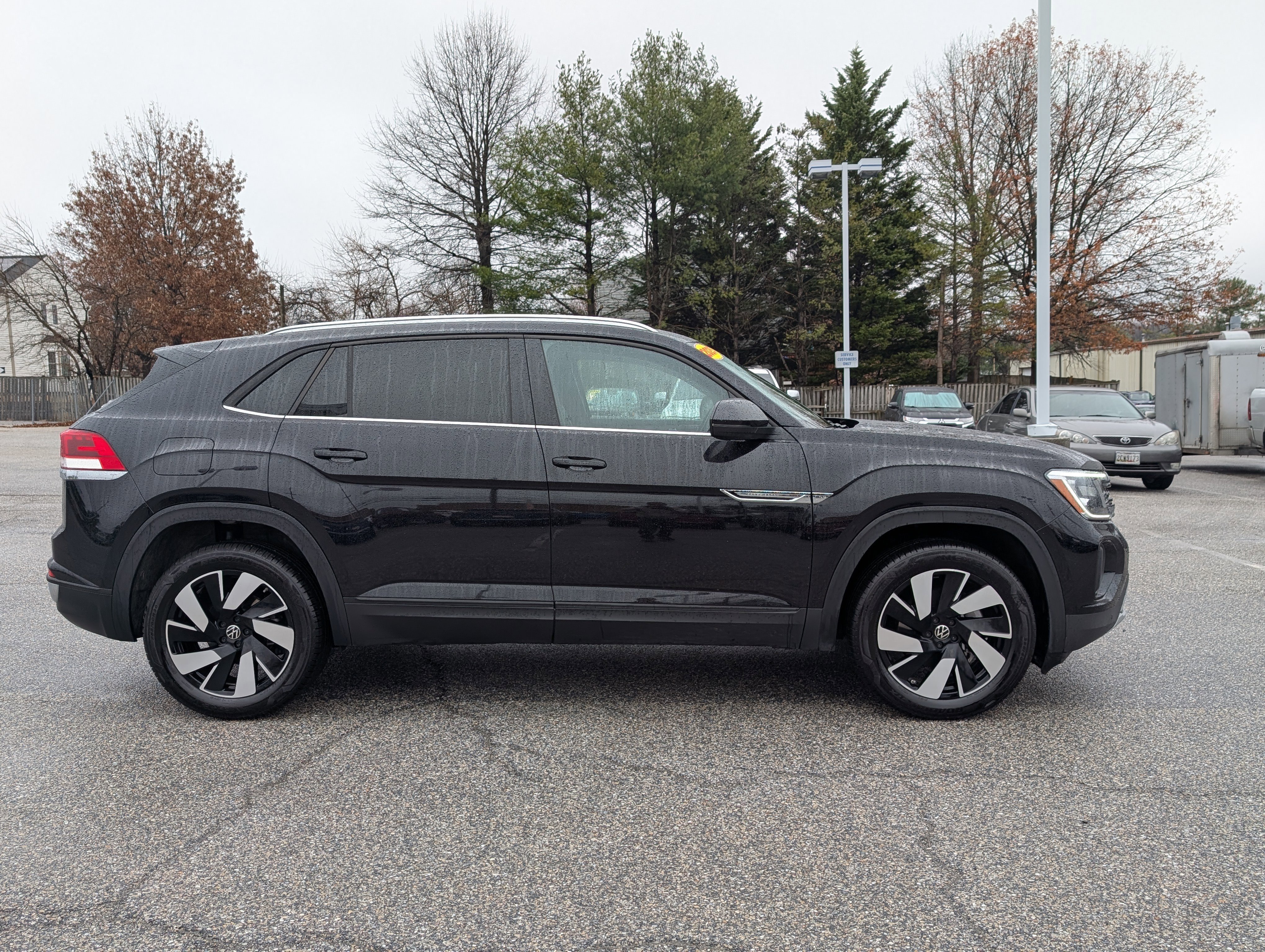 Used 2025 Volkswagen Atlas Cross Sport SE image 2