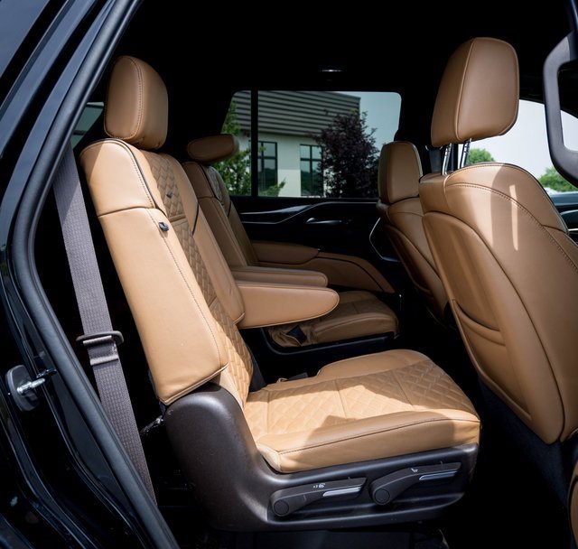 Used 2022 Cadillac Escalade Sport w/ LPO, ONYX Package image 40