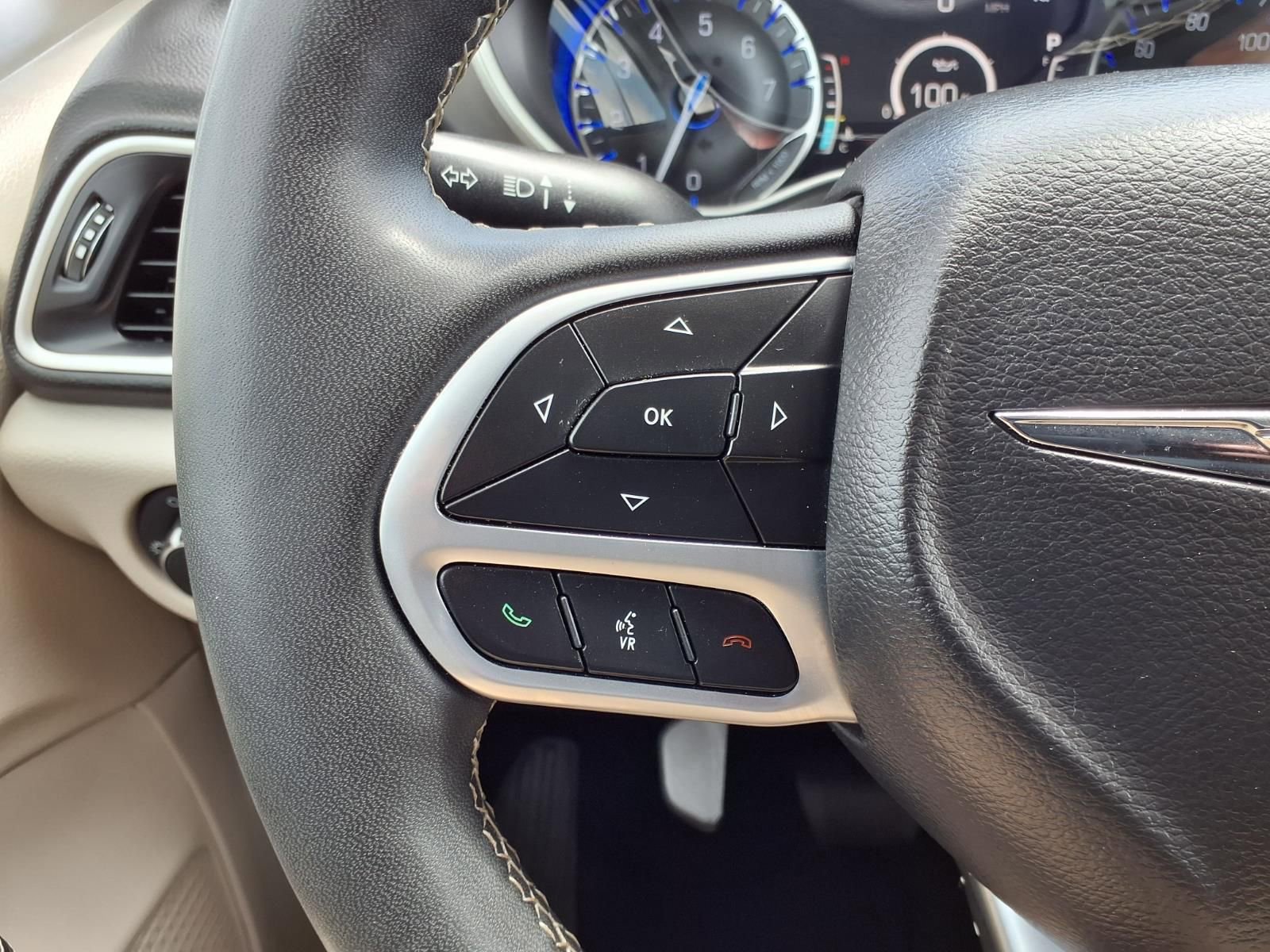 Used 2024 Chrysler Pacifica Touring-L image 15