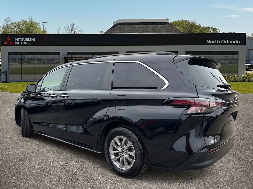 Used 2023 Toyota Sienna XLE image 3