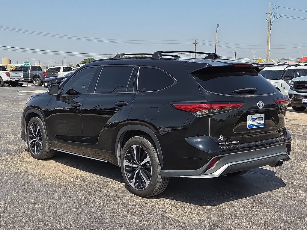 Used 2022 Toyota Highlander XSE FWD image 3