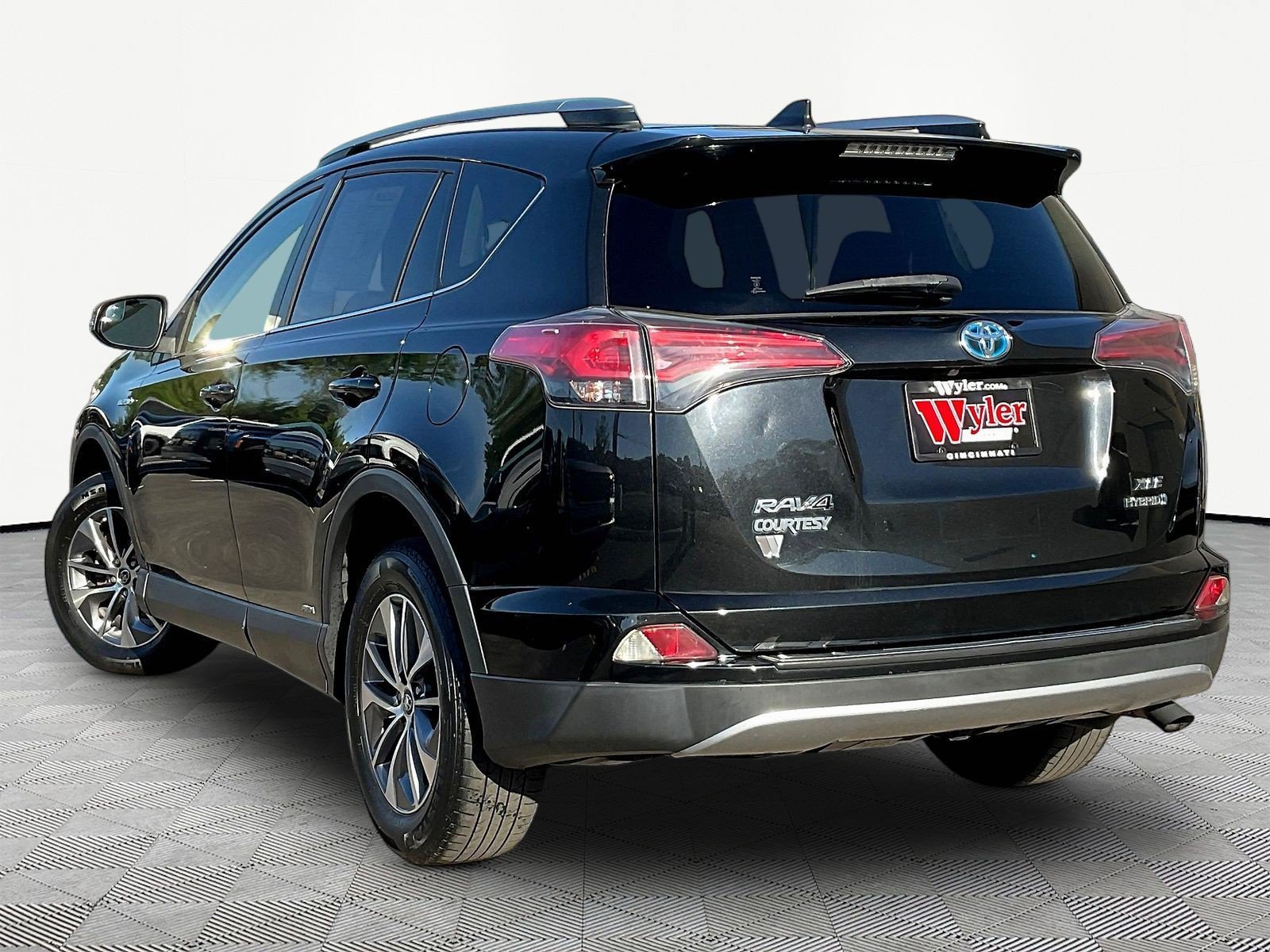 Used 2017 Toyota RAV4 XLE w/ All Weather Liner Package AWD/4WD image 4
