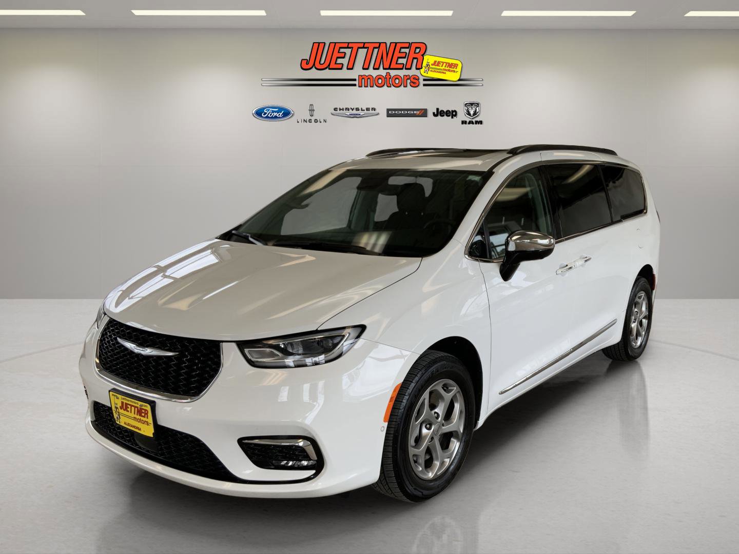 Used 2023 Chrysler Pacifica Limited w/ Trailer Tow Group AWD/4WD image 4