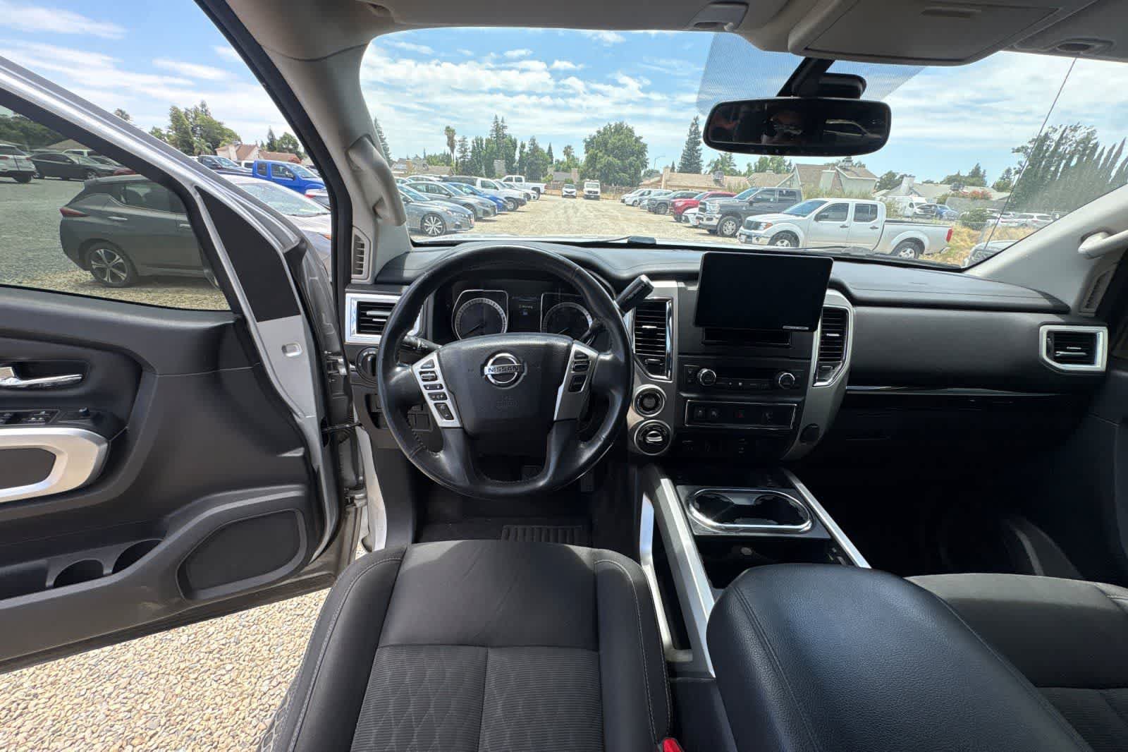 Used 2017 Nissan Titan SV AWD/4WD image 16