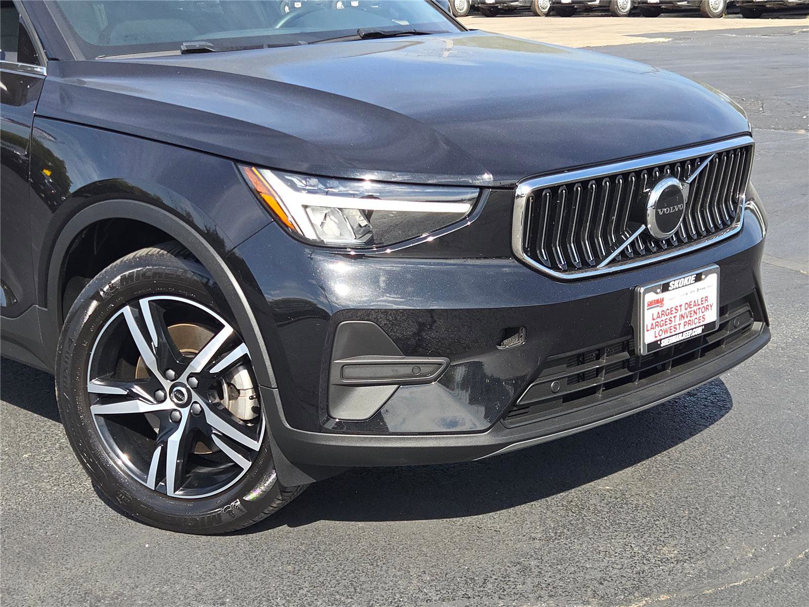 Used 2024 Volvo XC40 B5 Core image 2