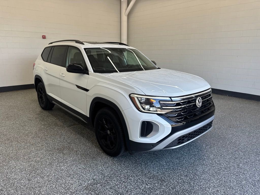 Certified 2025 Volkswagen Atlas Peak Edition SE AWD/4WD image 7