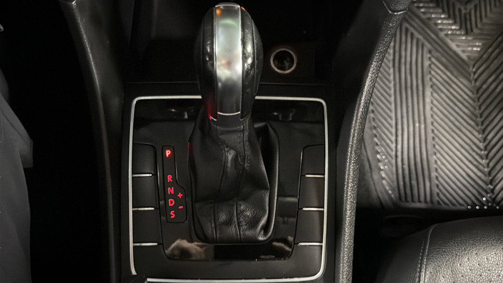 Used 2015 Volkswagen Passat 1.8T Wolfsburg Edition image 25