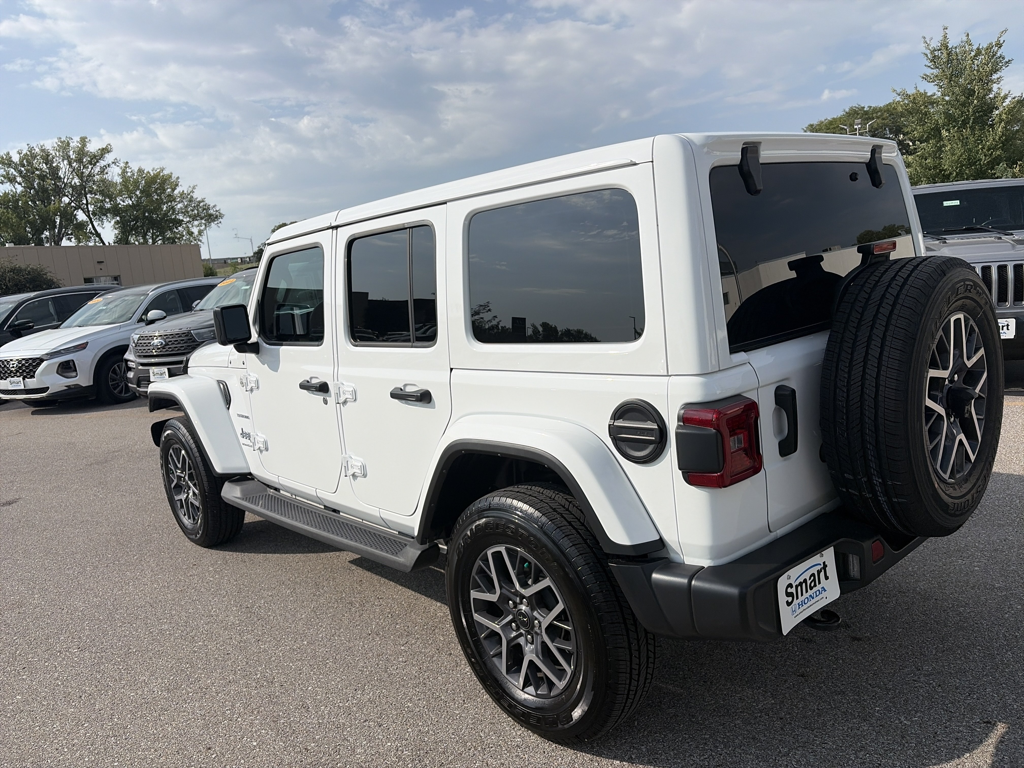 Used 2024 Jeep Wrangler Unlimited Sahara w/ Technology Group AWD/4WD image 7