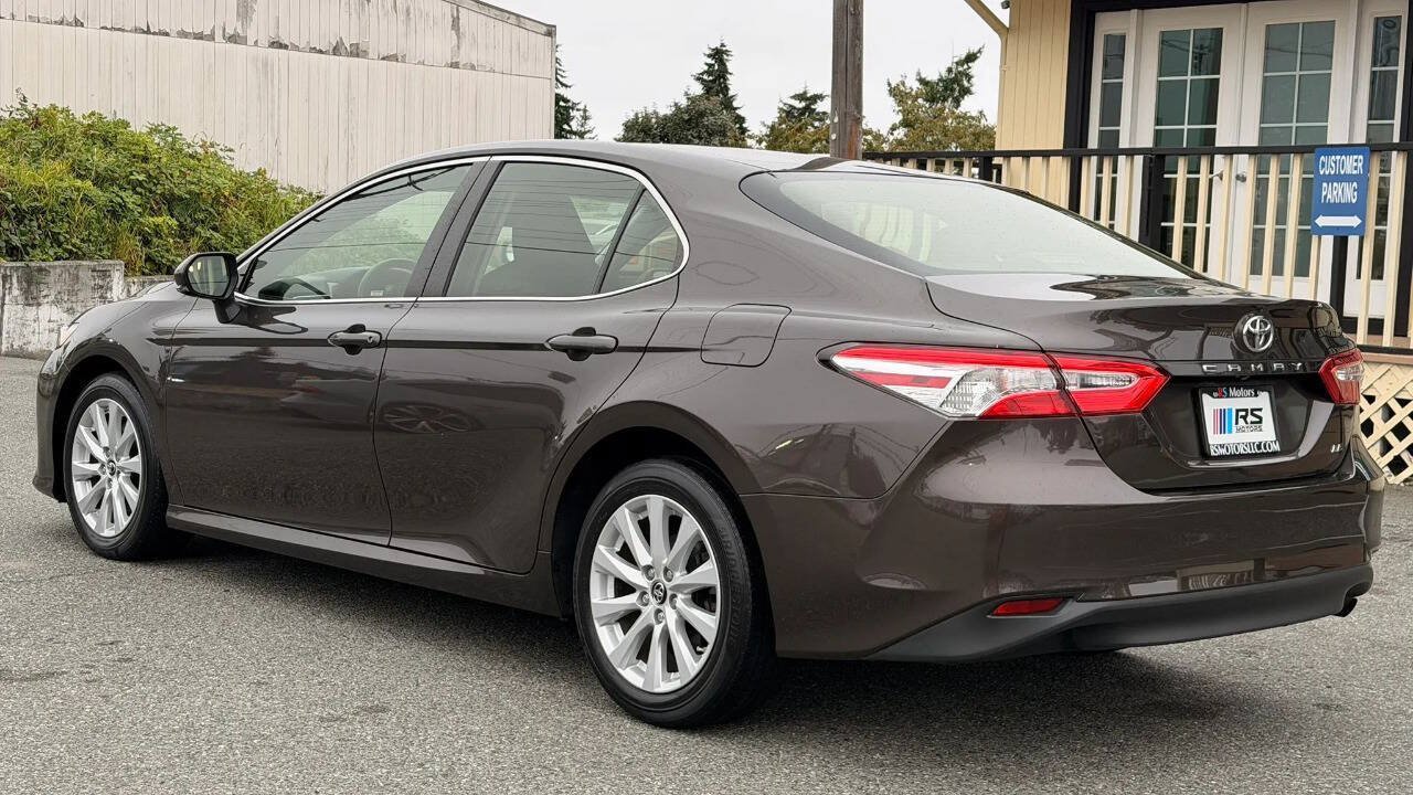 Used 2018 Toyota Camry LE w/ Moonroof Package FWD image 3