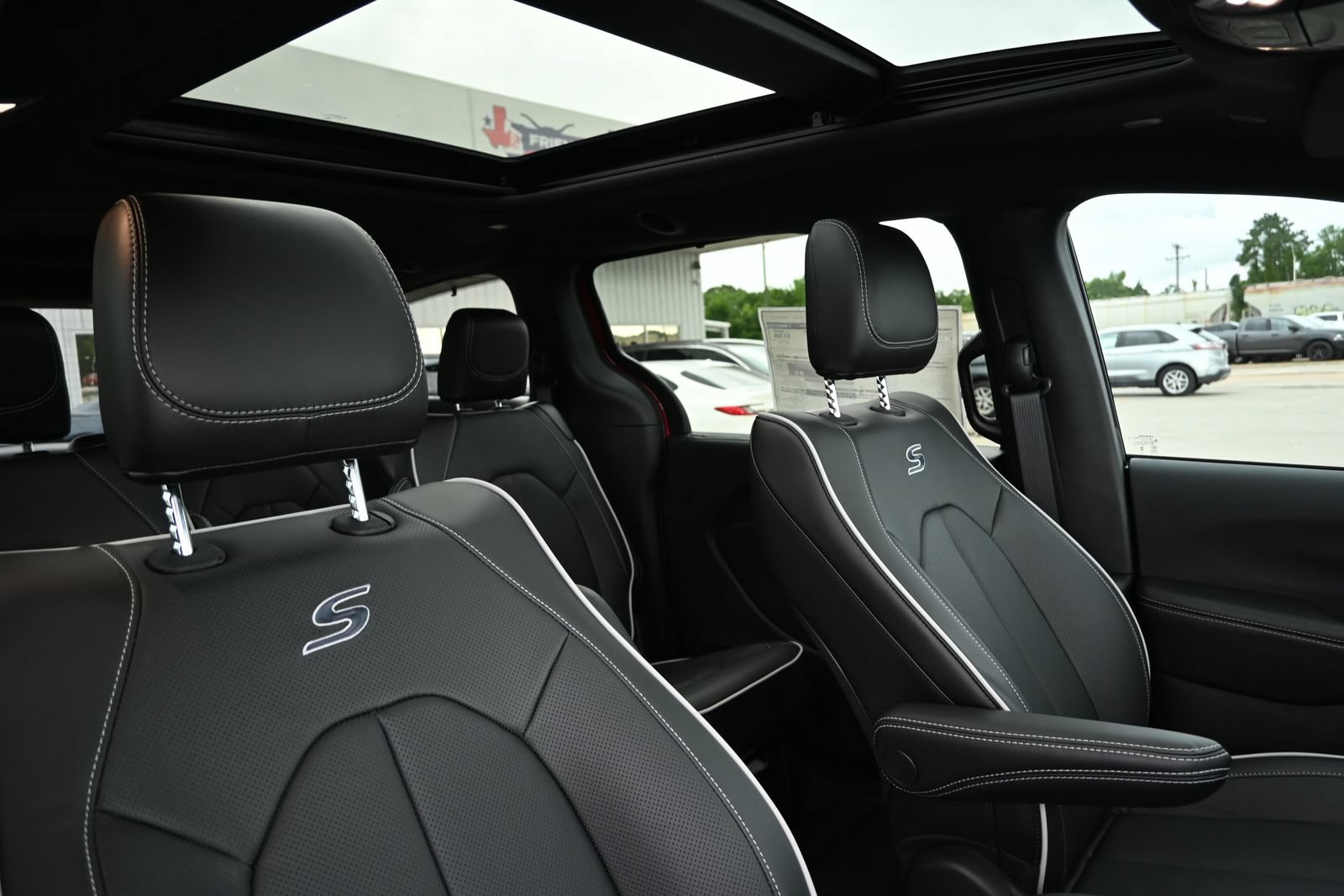 New 2027 Chrysler Pacifica Limited AWD/4WD image 42