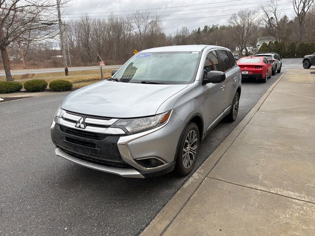 Used 2017 Mitsubishi Outlander ES image 3