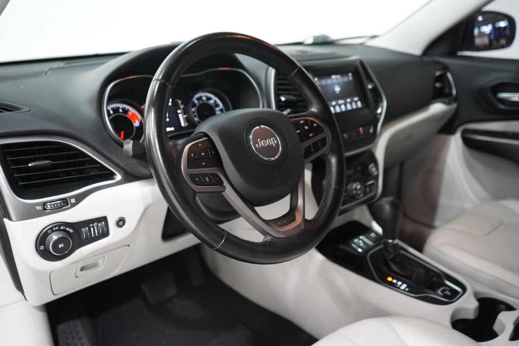 Used 2020 Jeep Cherokee Latitude Lux w/ Comfort/Convenience Group FWD image 17