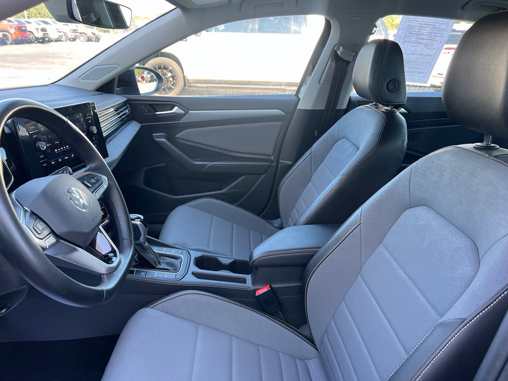 Used 2025 Volkswagen Jetta SE FWD image 9