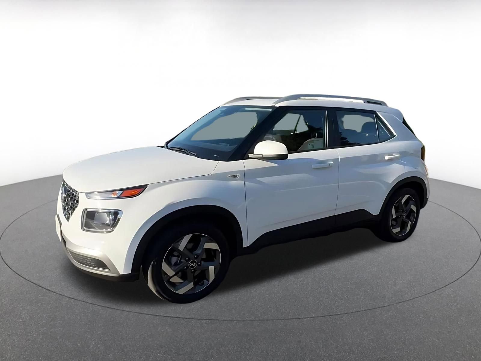 Used 2025 Hyundai Venue SEL image 8