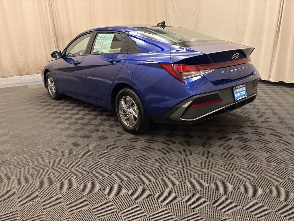 Certified 2025 Hyundai Elantra SE image 7