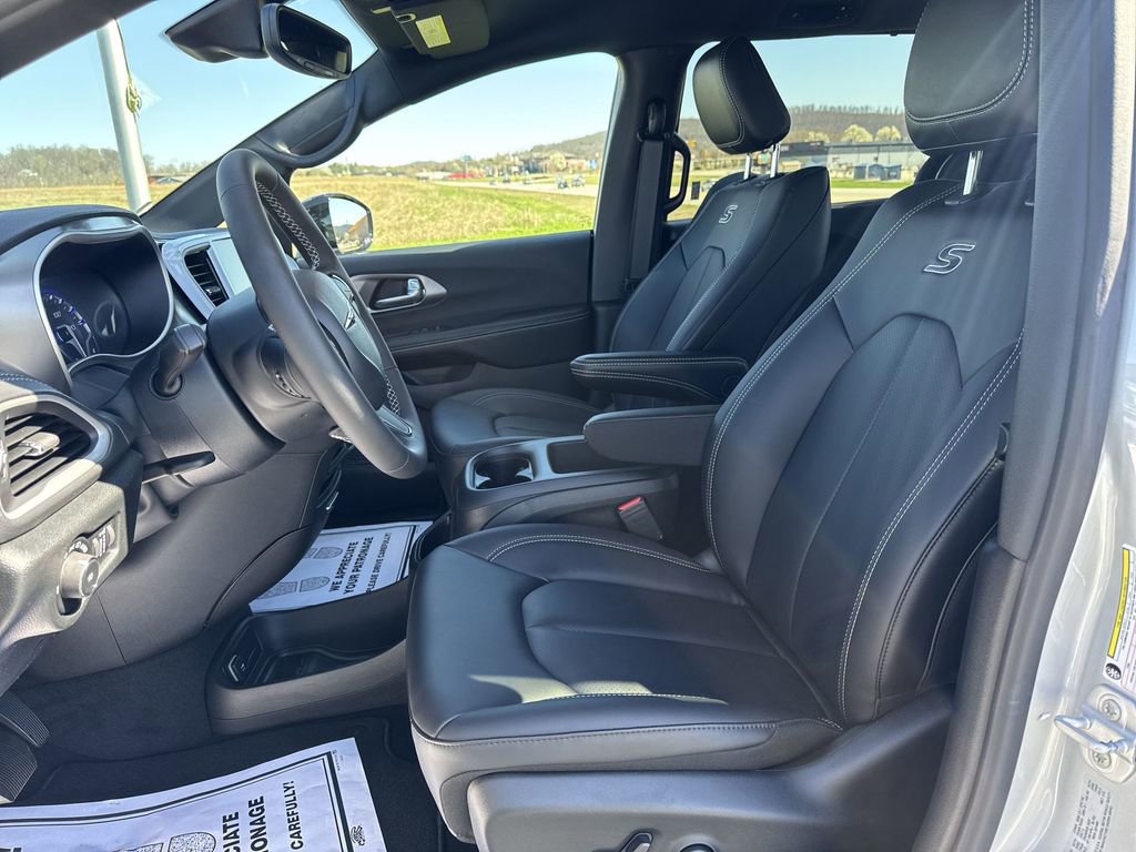 New 2026 Chrysler Pacifica Select w/ S Appearance Package FWD image 11